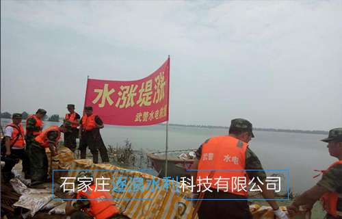 河北沿海地區(qū)，現(xiàn)場(chǎng)為堵水墻建設(shè)工作進(jìn)行中